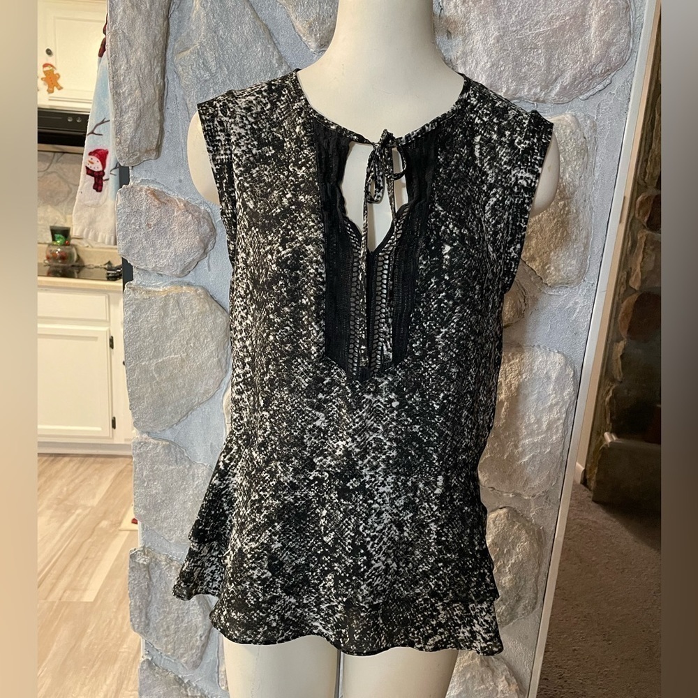 Mossimo Supply Co. Black And White Snake Skin Pattern Sleeveless Blouse-Size MED